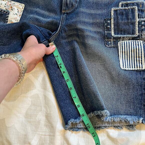Driftwood Patched Up Bermuda Shorts Jean
Denim Raw‎ Hem size 27 - Picture 9 of 11